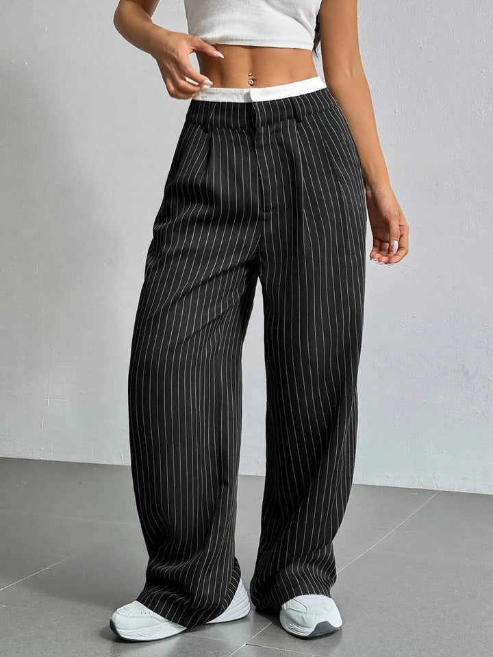 Damen High-Waist Hose | Gestreifte Stoffhose mit weitem Bein, lockerer Passform und praktischen Seitentaschen
