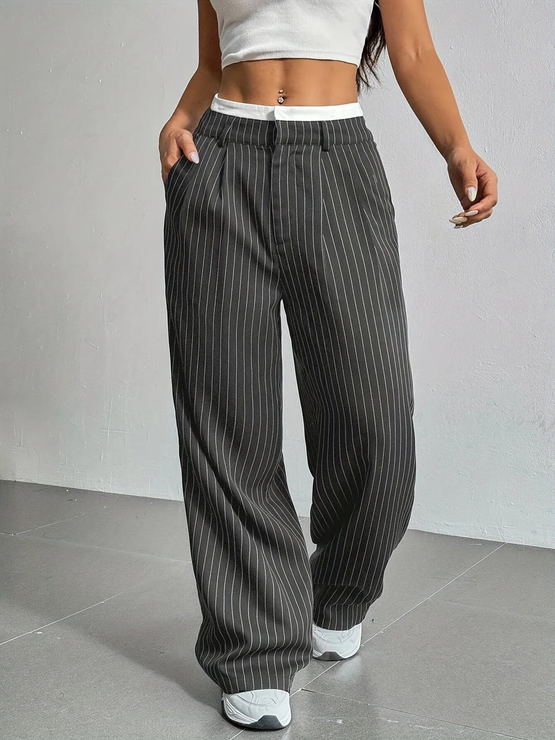 Damen High-Waist Hose | Gestreifte Stoffhose mit weitem Bein, lockerer Passform und praktischen Seitentaschen