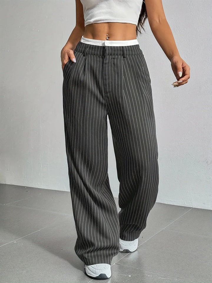 Damen High-Waist Hose | Gestreifte Stoffhose mit weitem Bein, lockerer Passform und praktischen Seitentaschen
