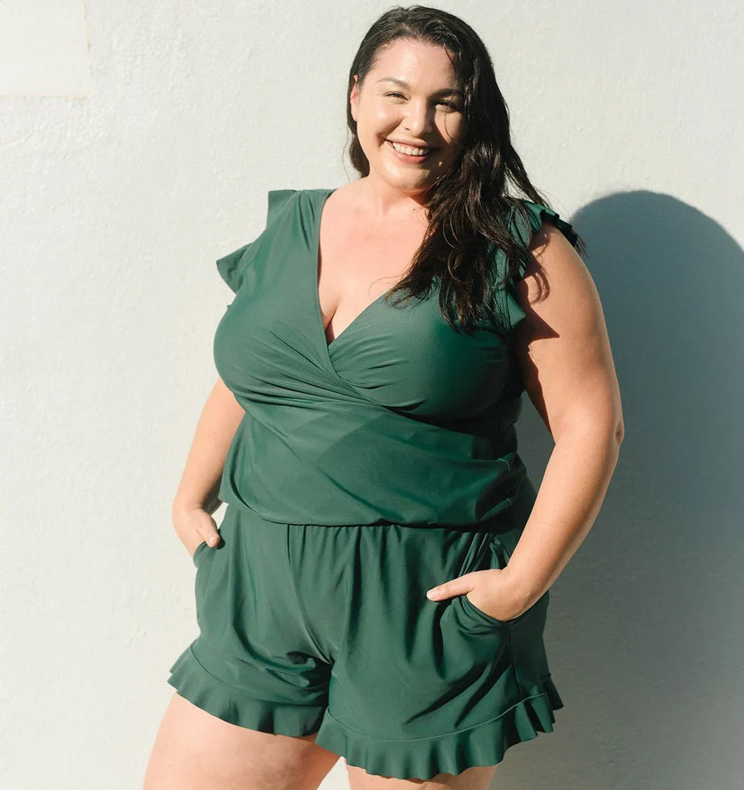 Damen Swim Romper mit Bauchkontrolle | V-Ausschnitt &amp; Rüschenschultern | schnelltrocknend, Vier-Wege-Stretch mit Shorts &amp; Taschen