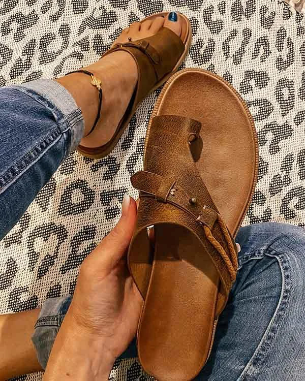 Sandales en cuir slip-on pour femmes avec boucle d’orteil | Bride asymétrique &amp; détails cloutés | Semelle intérieure rembourrée