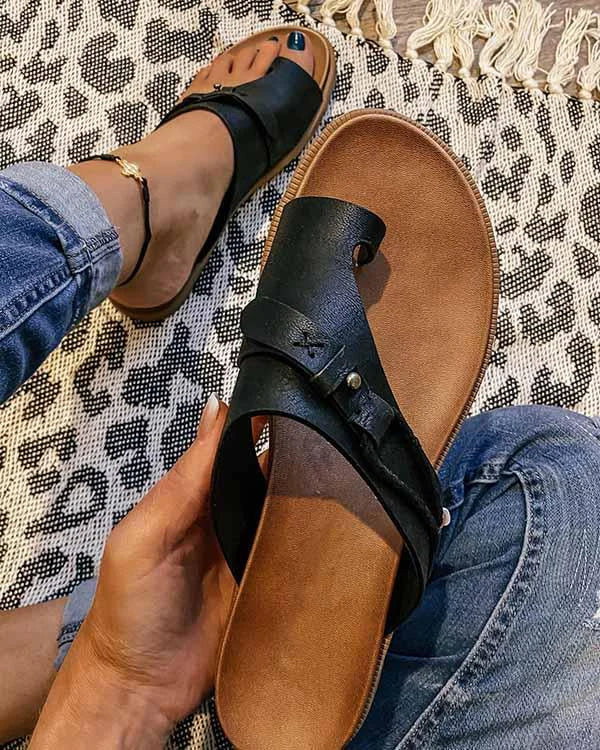 Sandales en cuir slip-on pour femmes avec boucle d’orteil | Bride asymétrique &amp; détails cloutés | Semelle intérieure rembourrée