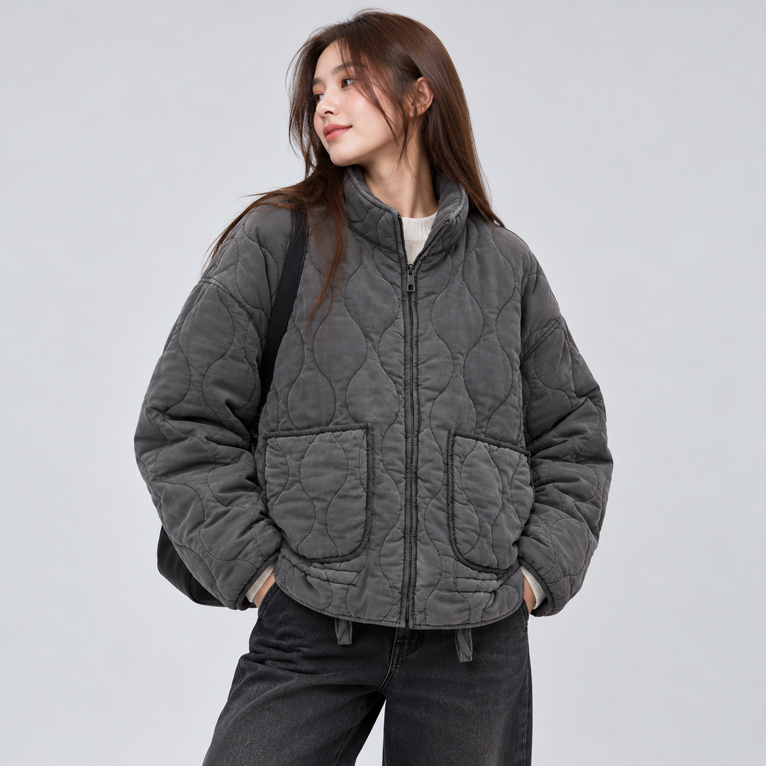 Damen Steppjacke kurz mit Reißverschluss | Gesteppte Jacke mit Stehkragen, aufgesetzten Vordertaschen und geradem Schnitt