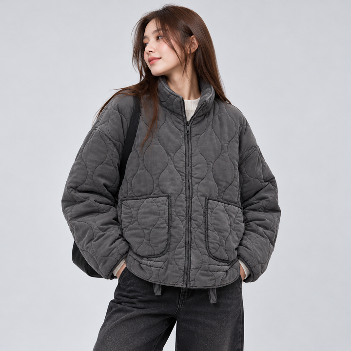 Damen Steppjacke kurz mit Reißverschluss | Gesteppte Jacke mit Stehkragen, aufgesetzten Vordertaschen und geradem Schnitt