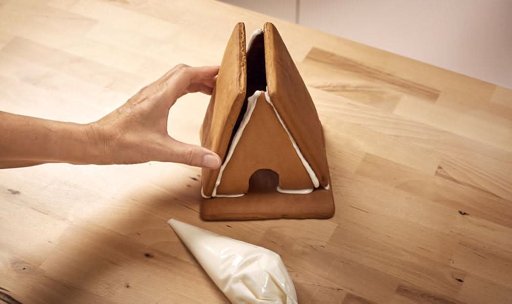 Lebkuchenhaus Bauset 403 g zum Selberbauen | Knusper-Häuschen mit Lebkuchenteilen, Zuckerguss und bunter Dekoration für Weihnachten