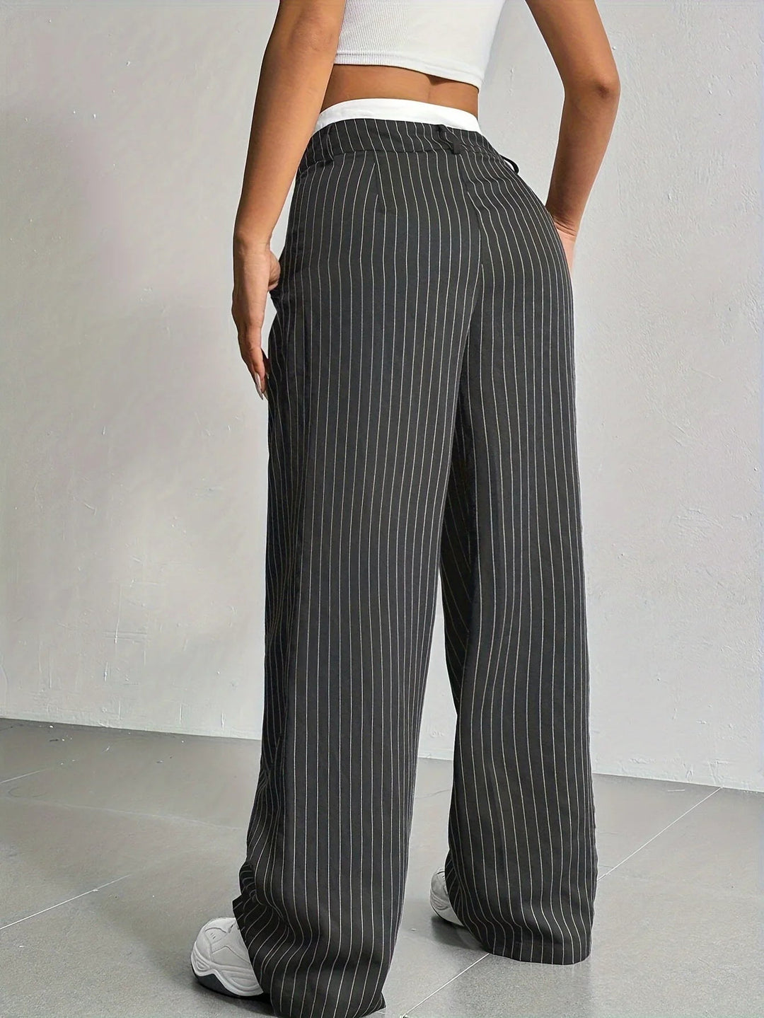 Damen High-Waist Hose | Gestreifte Stoffhose mit weitem Bein, lockerer Passform und praktischen Seitentaschen