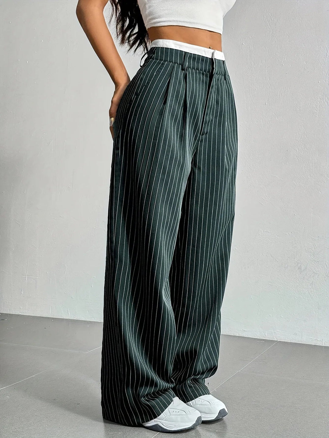 Damen High-Waist Hose | Gestreifte Stoffhose mit weitem Bein, lockerer Passform und praktischen Seitentaschen