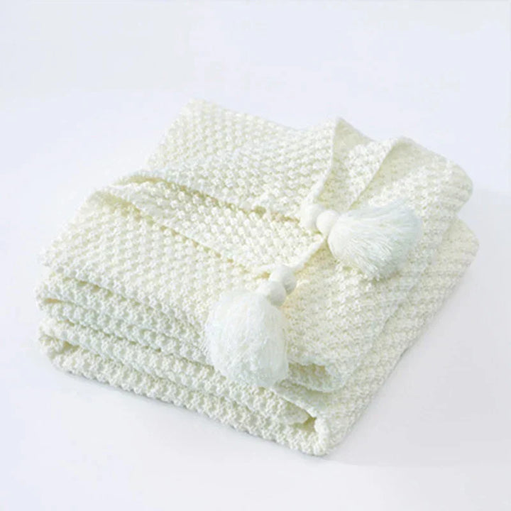 Wolldecke 130 × 160 cm | Gestrickte Kuscheldecke aus 100 % Wolle mit Quasten und dekorativen Kugeln