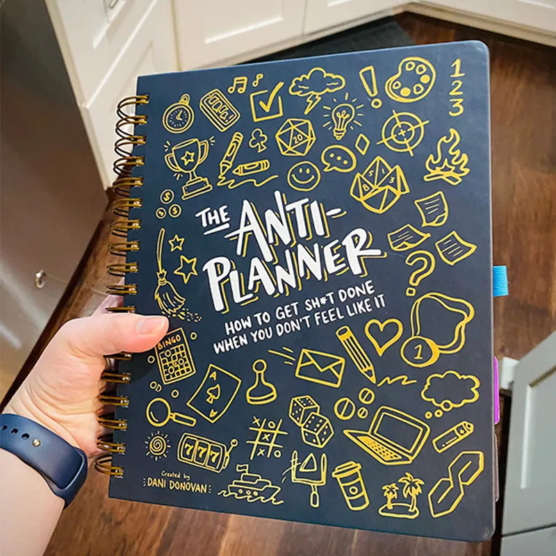 Anti-Planer Arbeitsbuch gegen Prokrastination | 165+ Strategien für Fokus &amp; Umsetzung | Undatiert, vollfarbig | 328 Seiten (25×22,9 cm)