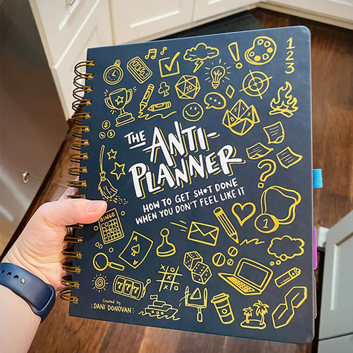 Anti-Planer Arbeitsbuch gegen Prokrastination | 165+ Strategien für Fokus &amp; Umsetzung | Undatiert, vollfarbig | 328 Seiten (25×22,9 cm)