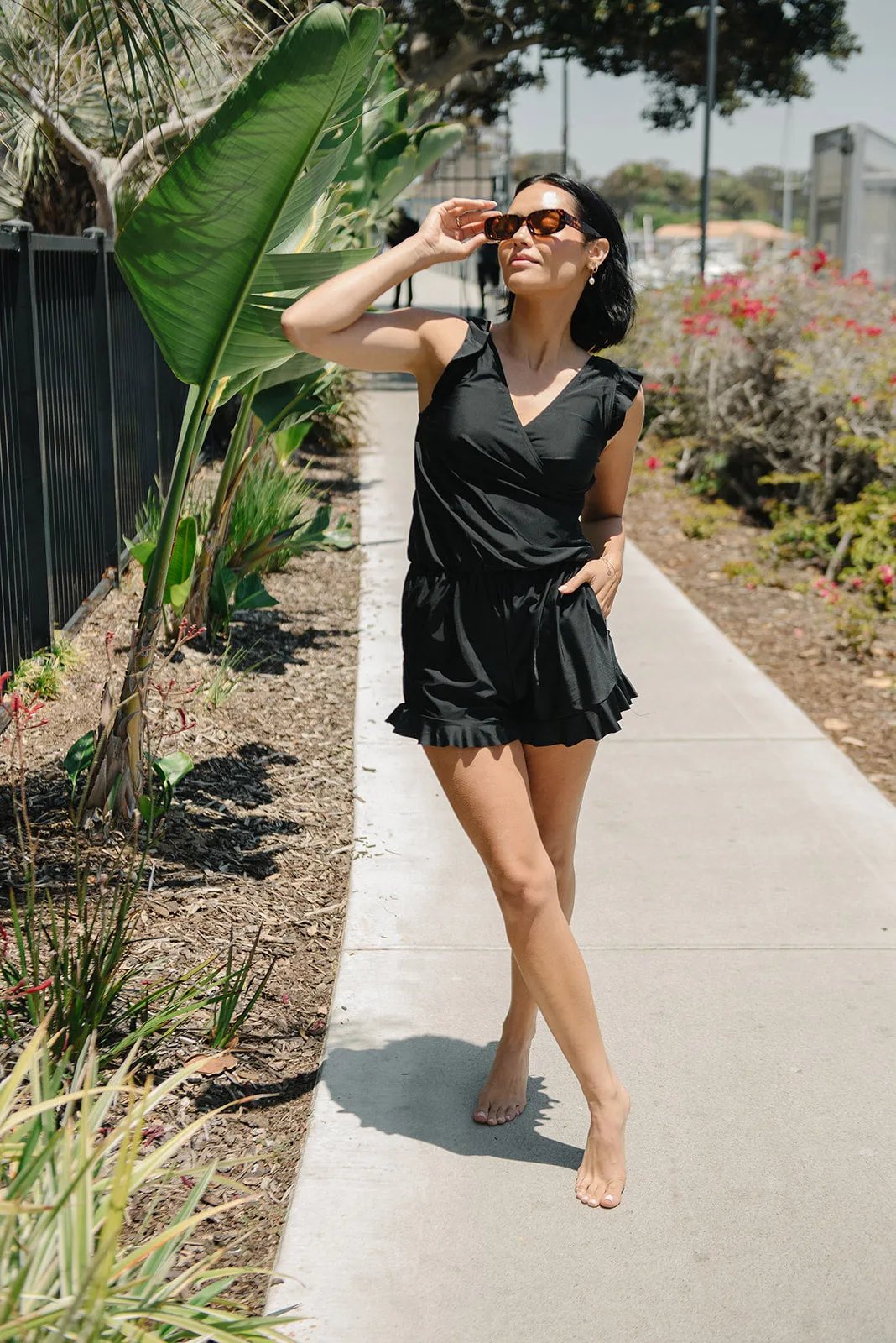 Damen Swim Romper mit Bauchkontrolle | V-Ausschnitt &amp; Rüschenschultern | schnelltrocknend, Vier-Wege-Stretch mit Shorts &amp; Taschen