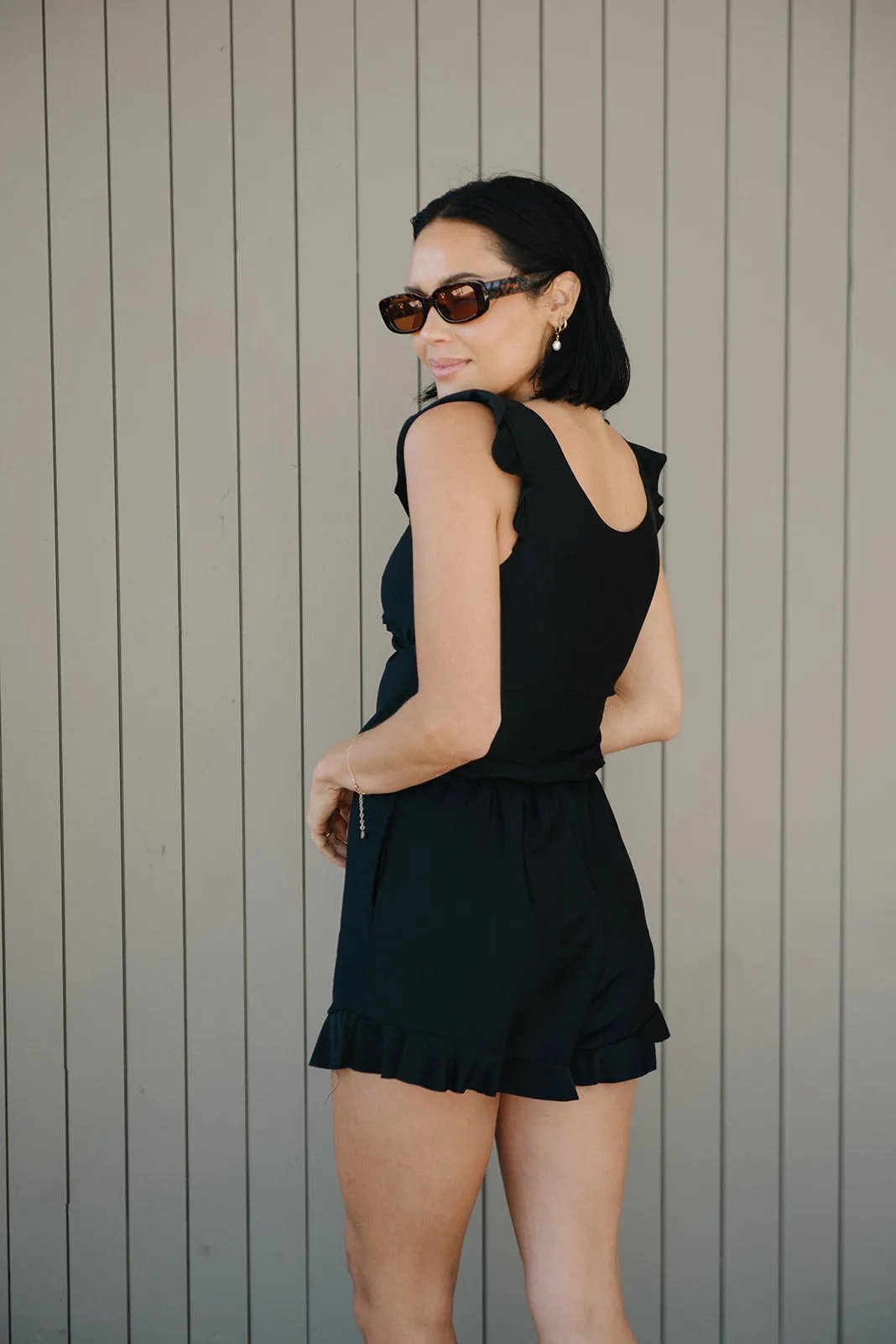 Damen Swim Romper mit Bauchkontrolle | V-Ausschnitt &amp; Rüschenschultern | schnelltrocknend, Vier-Wege-Stretch mit Shorts &amp; Taschen