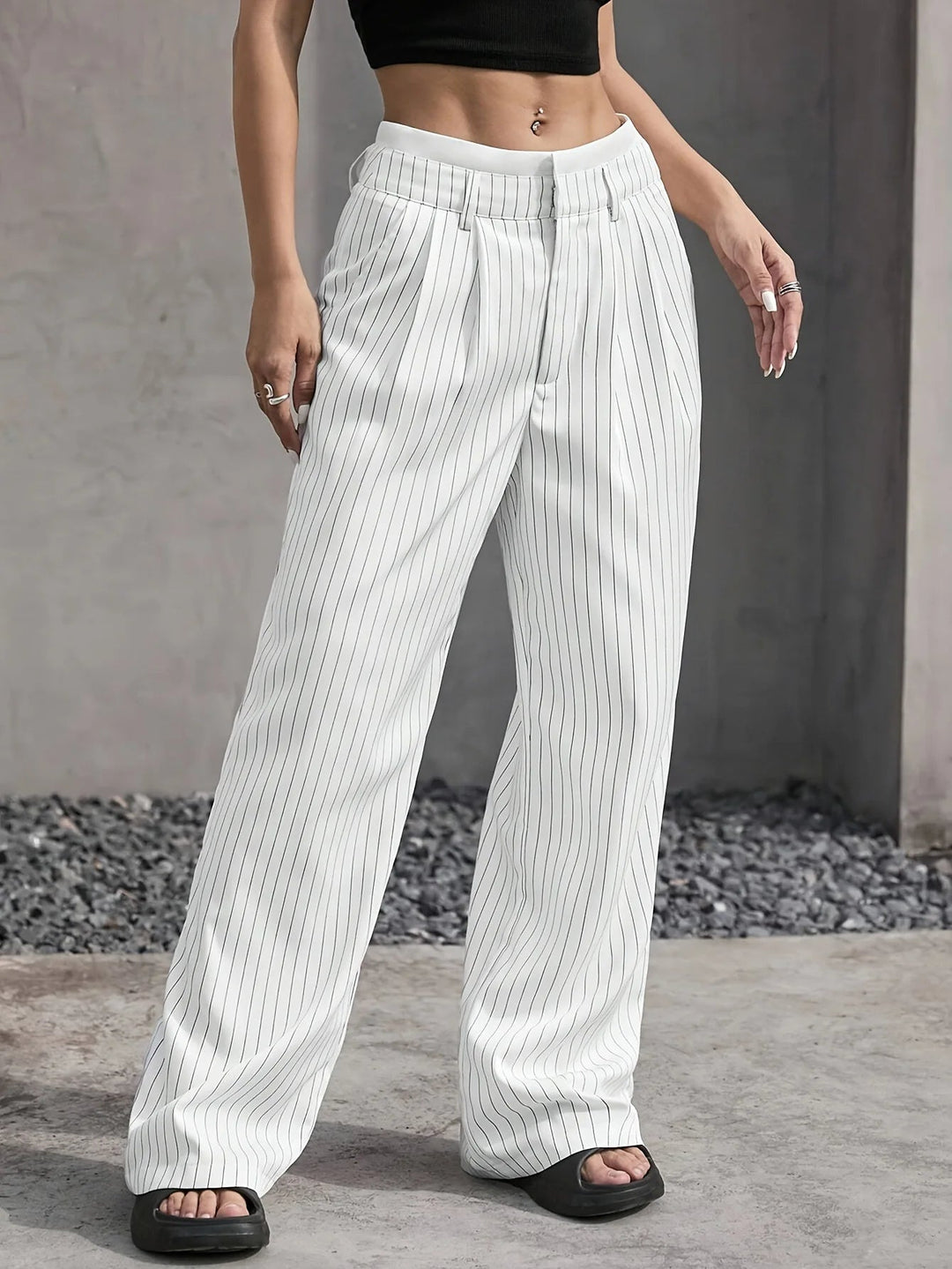 Damen High-Waist Hose | Gestreifte Stoffhose mit weitem Bein, lockerer Passform und praktischen Seitentaschen