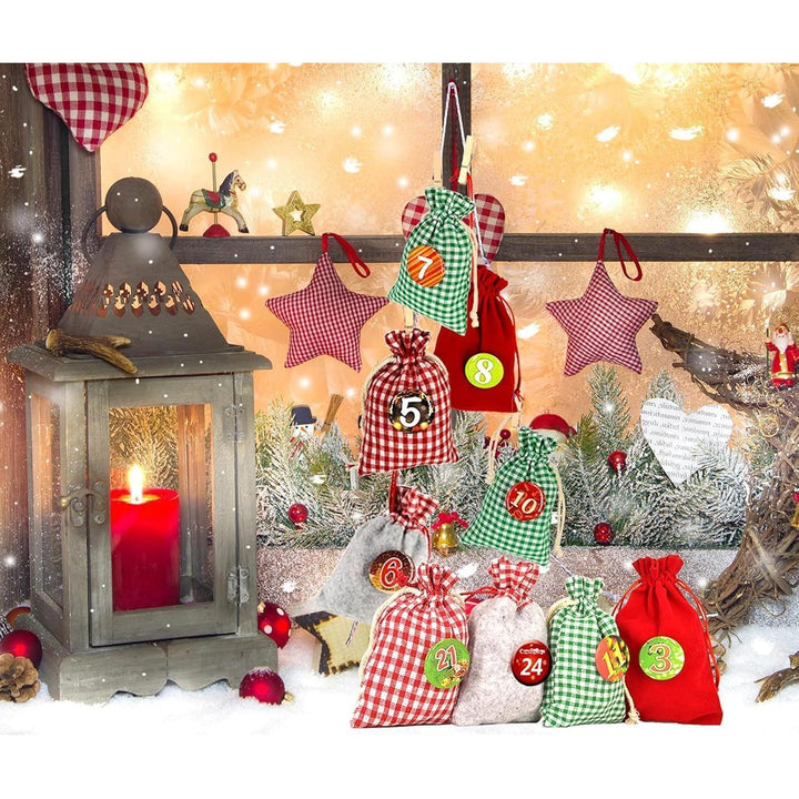 Adventskalender zum Befüllen mit 24 XXL Stoffsäckchen | Wiederverwendbares Set mit Zahlen, Holzklammern und 4 m Kordel