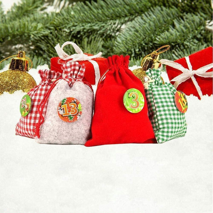 Adventskalender zum Befüllen mit 24 XXL Stoffsäckchen | Wiederverwendbares Set mit Zahlen, Holzklammern und 4 m Kordel