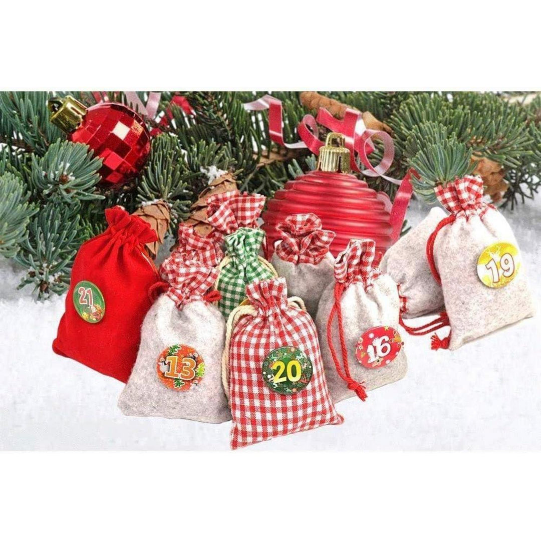 Adventskalender zum Befüllen mit 24 XXL Stoffsäckchen | Wiederverwendbares Set mit Zahlen, Holzklammern und 4 m Kordel