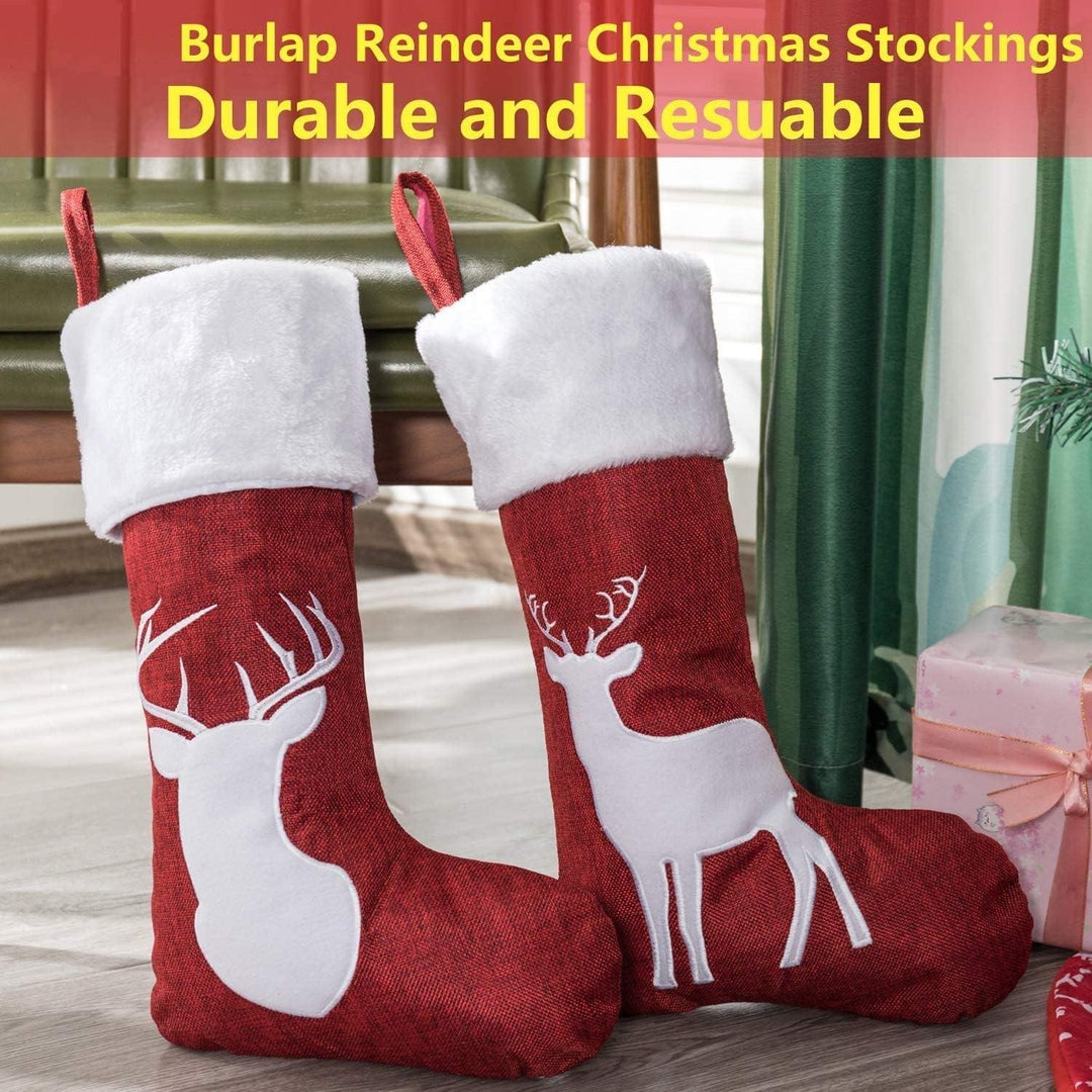 Weihnachtsstrümpfe 2er Set 45 x 20 cm | Große rote Nikolausstrümpfe mit Rentiermotiv und Aufhängeöse zum Befüllen und Dekorieren