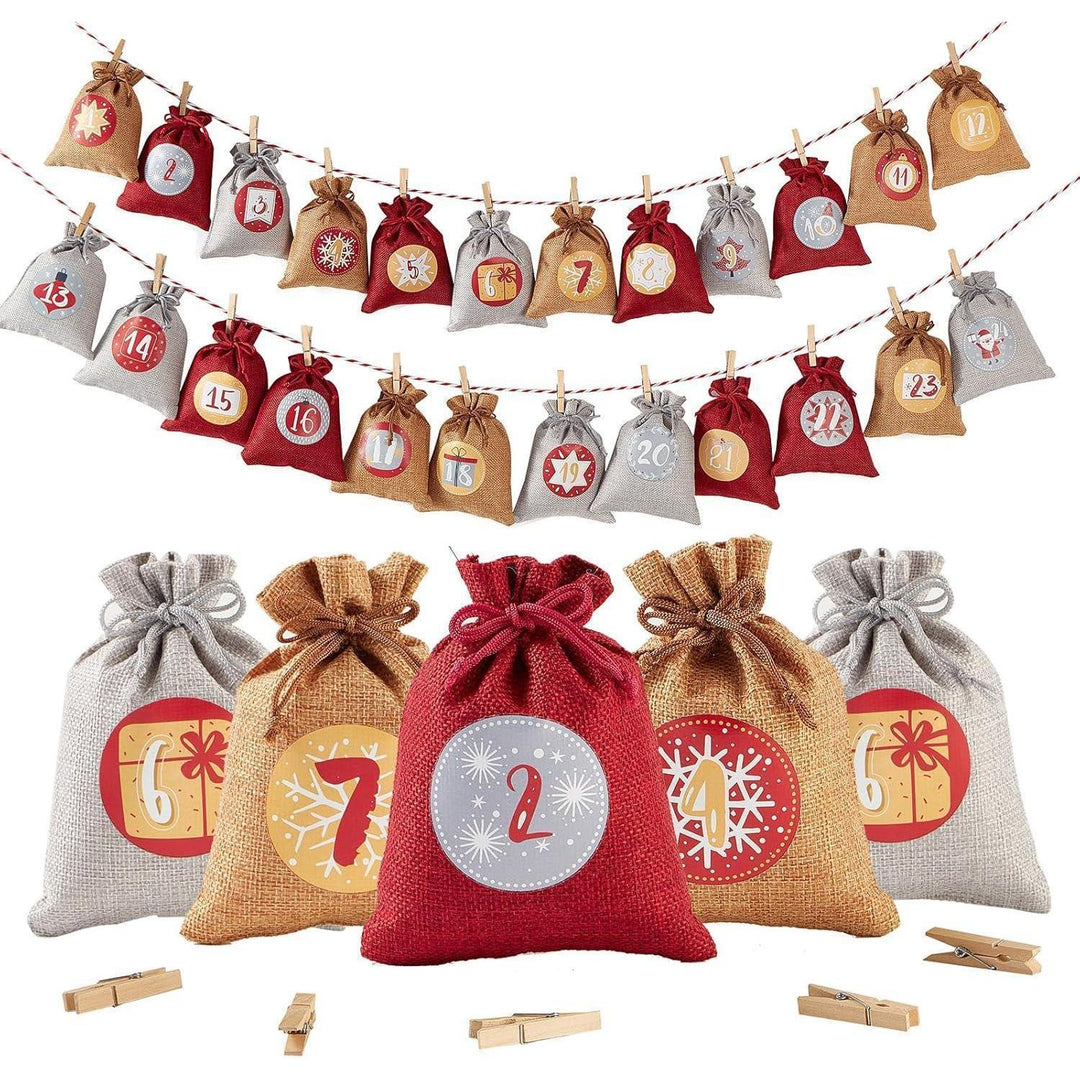 Adventskalender zum Befüllen mit 24 Jutesäckchen | Wiederverwendbare Geschenksäckchen 12 x 16 cm in Rot-Grau mit Zahlen und Aufhängeschnur