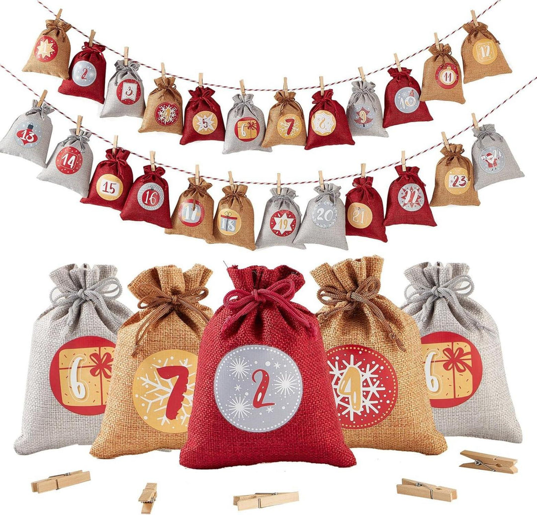 Adventskalender zum Befüllen mit 24 Jutesäckchen | Wiederverwendbare Geschenksäckchen 12 x 16 cm in Rot-Grau mit Zahlen und Aufhängeschnur
