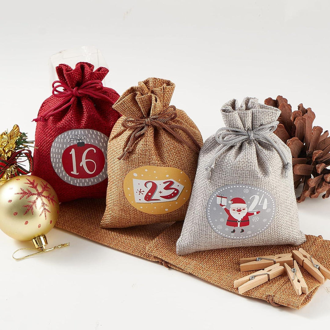 Adventskalender zum Befüllen mit 24 Jutesäckchen | Wiederverwendbare Geschenksäckchen 12 x 16 cm in Rot-Grau mit Zahlen und Aufhängeschnur