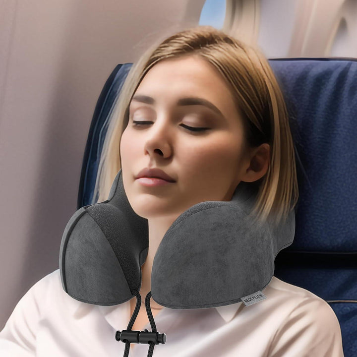 Nackenkissen Memory Foam für Flugzeug und Auto | Ergonomisches Reisekissen in Dunkelgrau mit waschbarem Samtbezug und Tragetasche