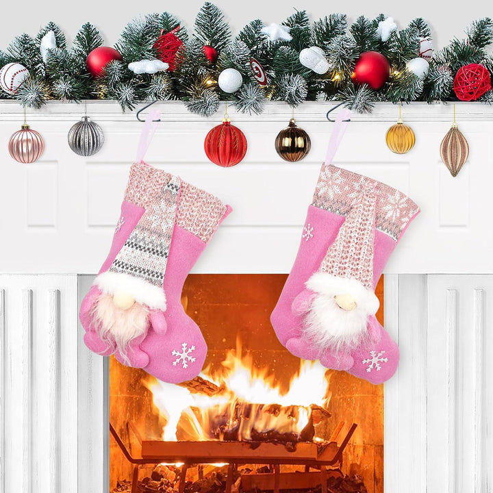 Nikolausstrumpf Kinder 2er Set aus weichem Flanell | Rosa Weihnachtssocken 23 cm mit Weihnachtszwerg-Motiv zum Befüllen und Aufhängen