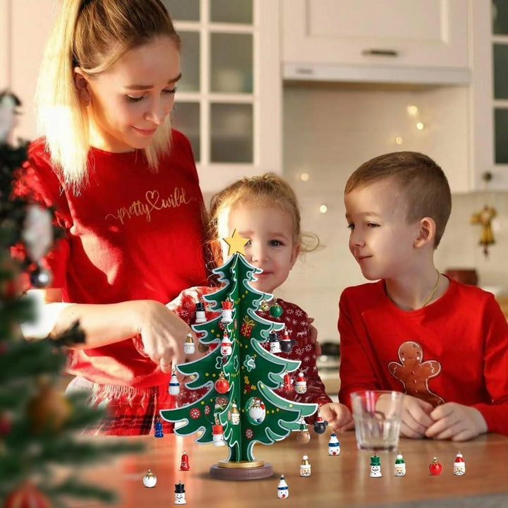 DIY Adventskalender für Kinder mit Mini-Weihnachtsbaum | 24 Tage Countdown mit 30 handbemalten Anhängern aus Holz und Harz zum Schmücken
