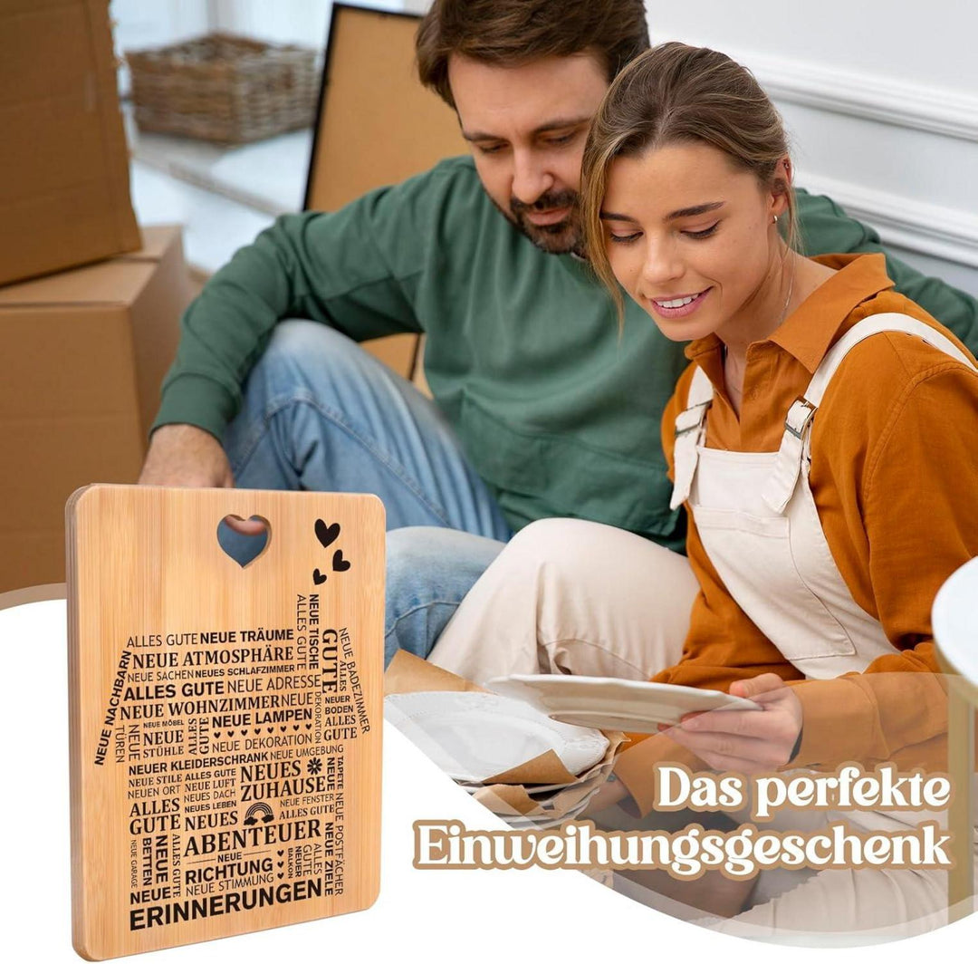 Einzugsgeschenk Schneidebrett | Graviertes Bambusbrett mit Hausmotiv, Glückwünschen und praktischem Griff für die Einweihungsfeier