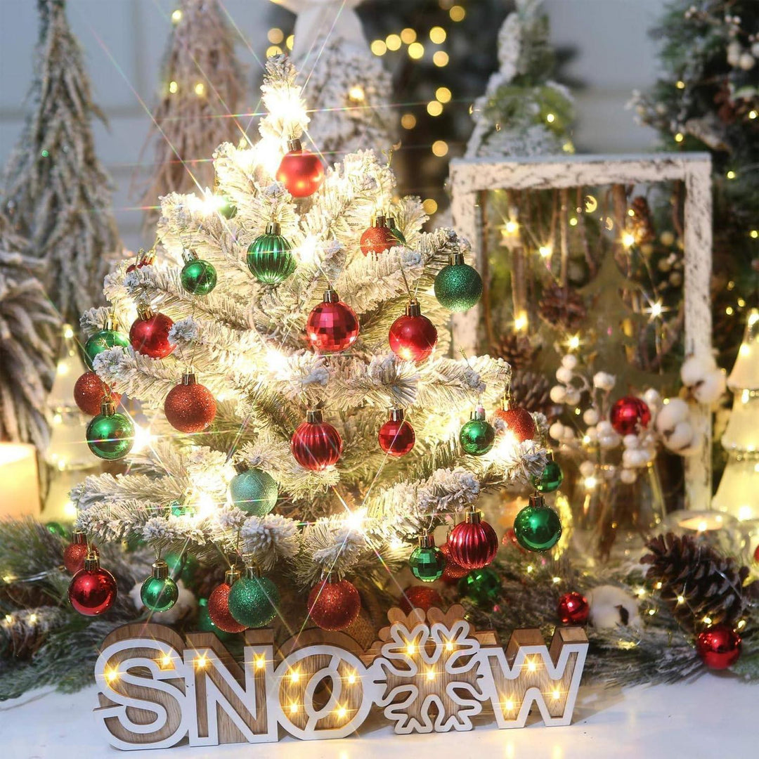 Mini-Weihnachtskugeln 49er Set 3 cm bruchsicher | Christbaumkugeln in Rot, Grün und Gold mit Aufhängeschlaufen und Aufbewahrungsbox