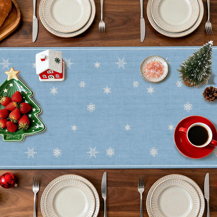 Weihnachtlicher Tischläufer Hellblau 40 x 140 cm | Waschbare Tischdeko mit Weihnachtsbaum und Merry-Christmas-Motiv für 2–4 Personen