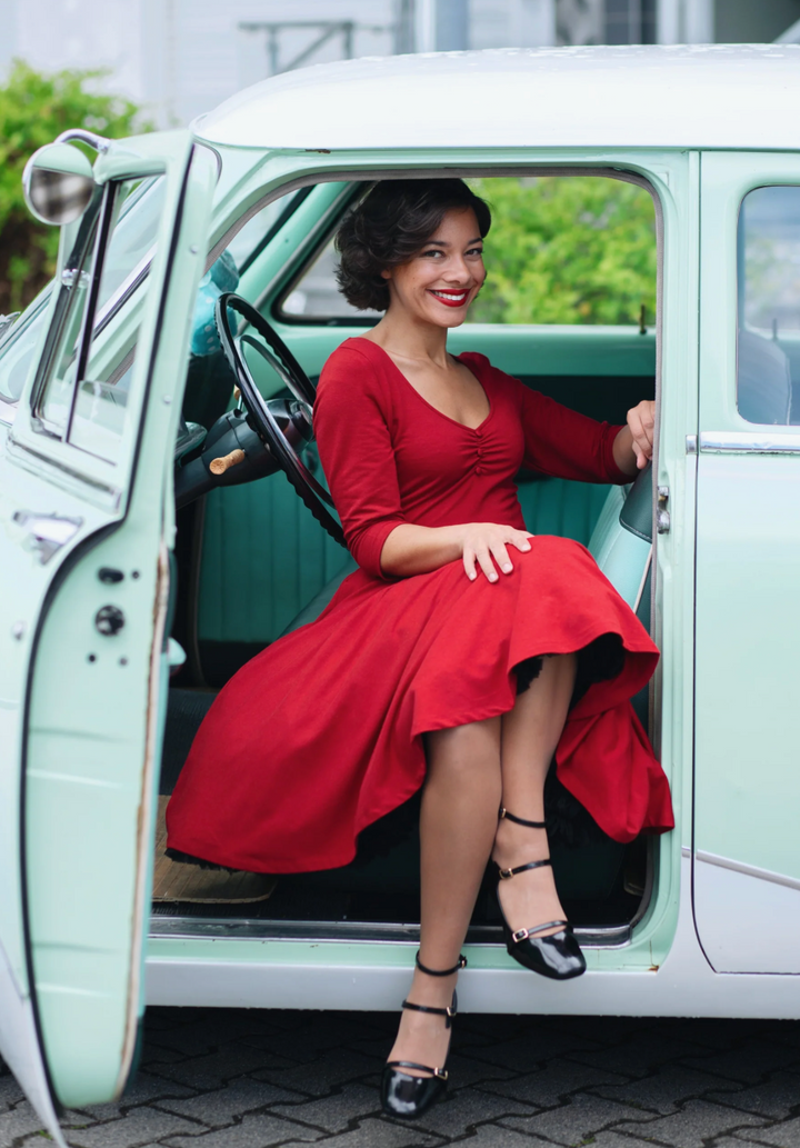 Damen Swingkleid | Figurbetontes Retro-Kleid mit Raffungen am Ausschnitt, Zierknöpfen, breitem Taillenbund und schwingendem Rock