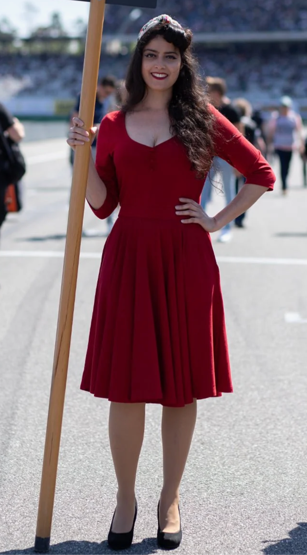 Damen Swingkleid | Figurbetontes Retro-Kleid mit Raffungen am Ausschnitt, Zierknöpfen, breitem Taillenbund und schwingendem Rock