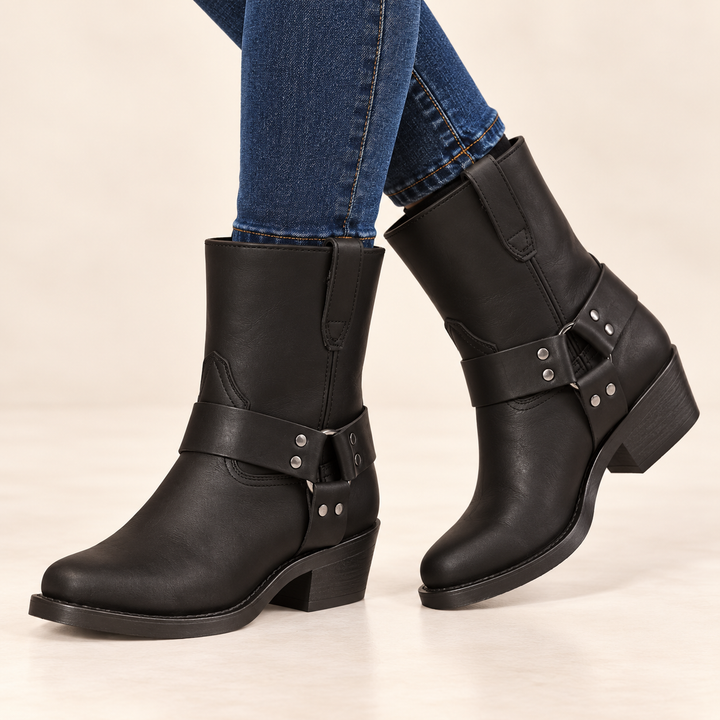 Damen Bikerstiefel aus echtem Vollnarbenleder | Mittelhohe Lederstiefel mit Zierriemen, Nieten, Gummisohle und stabilem Absatz