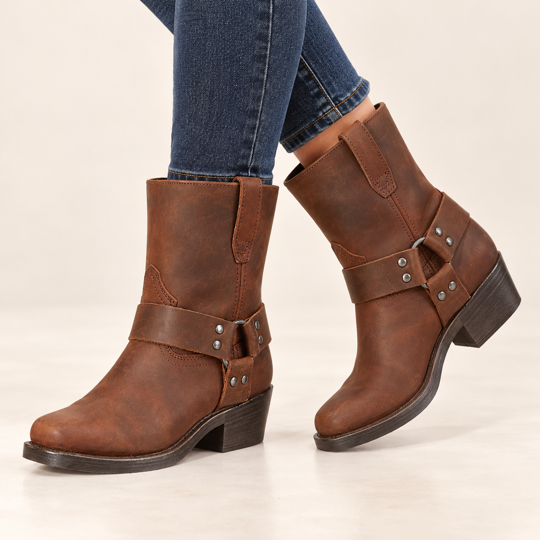 Damen Bikerstiefel aus echtem Vollnarbenleder | Mittelhohe Lederstiefel mit Zierriemen, Nieten, Gummisohle und stabilem Absatz