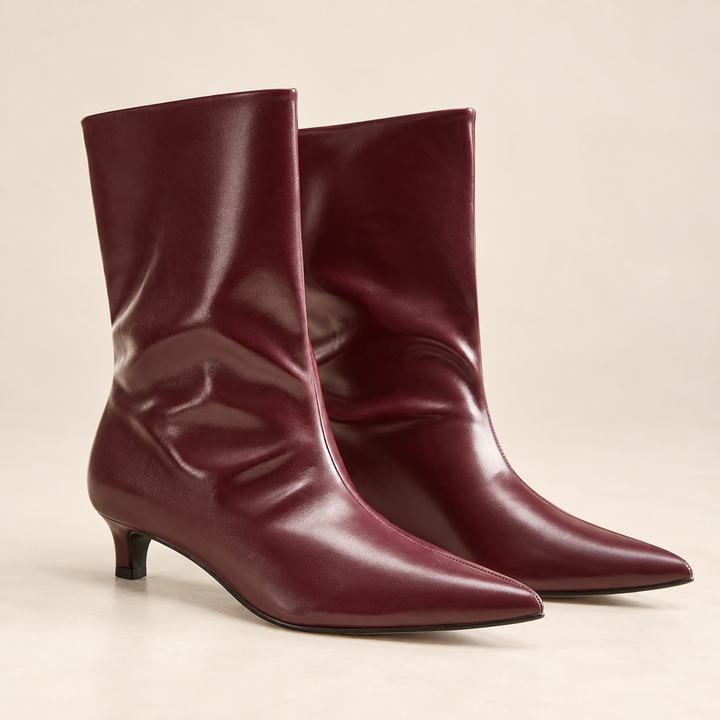 Damen Stiefeletten in Bordeaux-Rot mit niedrigem Absatz | Elegante Ankle Boots in glänzender Lederoptik mit spitzer Zehenpartie