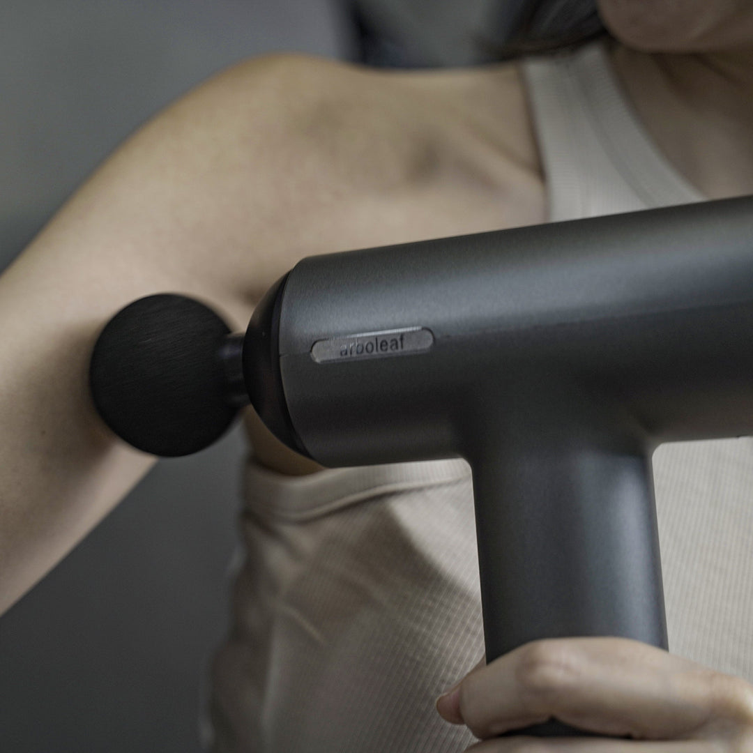 Massagegerät mit 6 Geschwindigkeitsstufen | T-förmiger Muskelmassager mit 5 Aufsätzen und bis zu 6 Stunden Akkulaufzeit