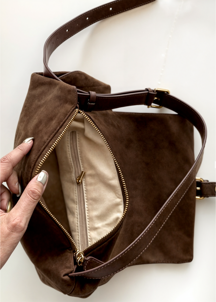 Damen Umhängetasche in brauner Wildlederoptik | Vegane Schultertasche mit Reißverschluss und verstellbarem Riemen