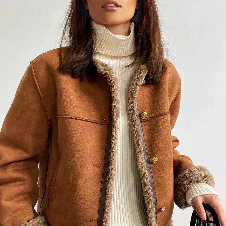 Damen Oversize Kunstfelljacke mit warmem Sherpa-Futter | Winterjacke mit goldfarbenen Knöpfen und umschlagbaren Ärmelbündchen
