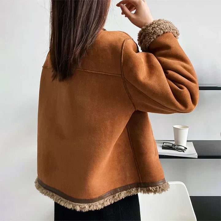 Damen Oversize Kunstfelljacke mit warmem Sherpa-Futter | Winterjacke mit goldfarbenen Knöpfen und umschlagbaren Ärmelbündchen