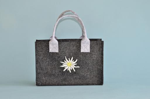 Filztasche Damen | Trachtentasche mit Edelweiß-Stickerei und kompaktem Format für Oktoberfest und Volksfest