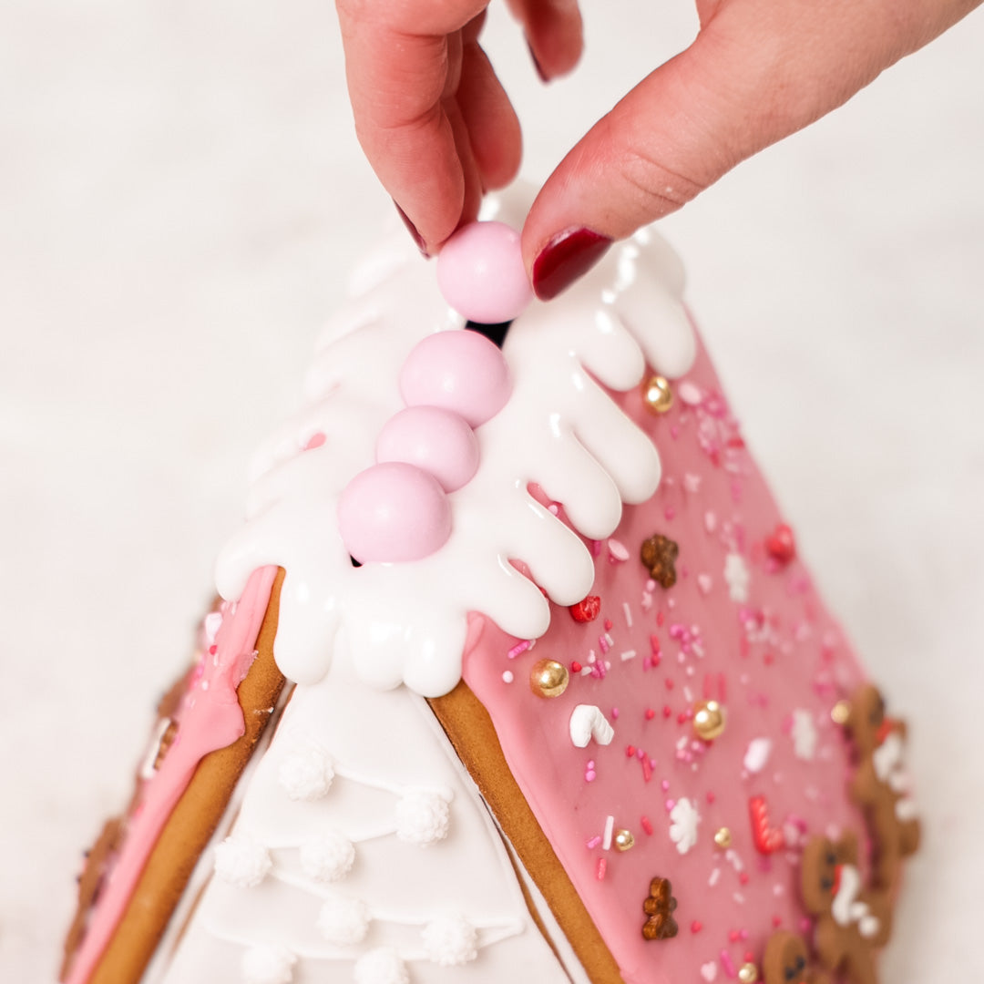 Lebkuchenhaus Backset mit fertigen Lebkuchenteilen | Weihnachts Bauset mit bunten Streuseln, Zuckerdekoration und Spritzbeuteln