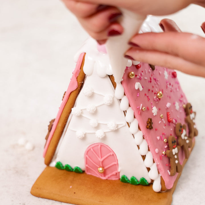 Lebkuchenhaus Backset mit fertigen Lebkuchenteilen | Weihnachts Bauset mit bunten Streuseln, Zuckerdekoration und Spritzbeuteln