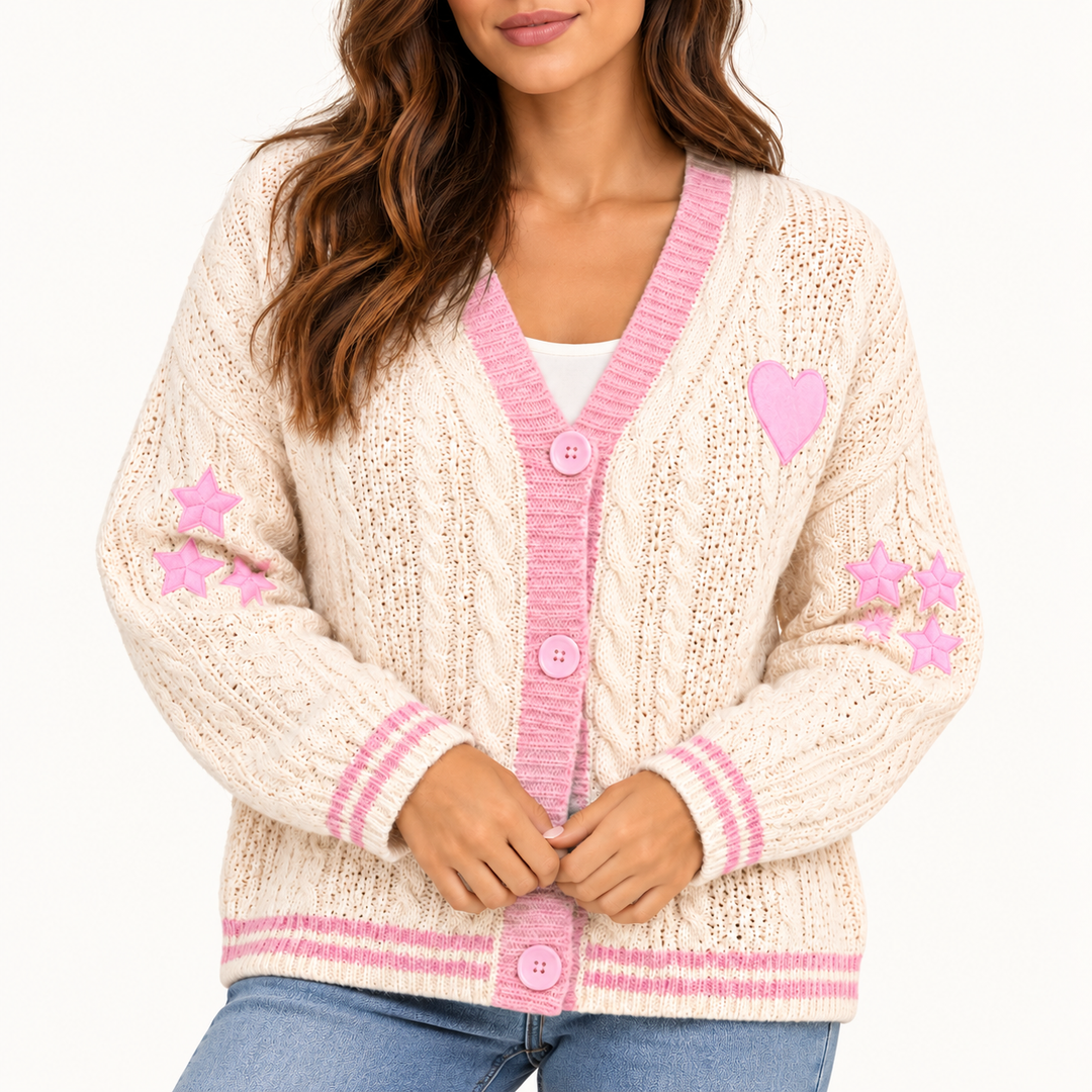 Damen Strickjacke mit Zopfmuster und Herz- und Sternapplikationen | Weicher Cardigan mit V-Ausschnitt und Knopfleiste für Alltag