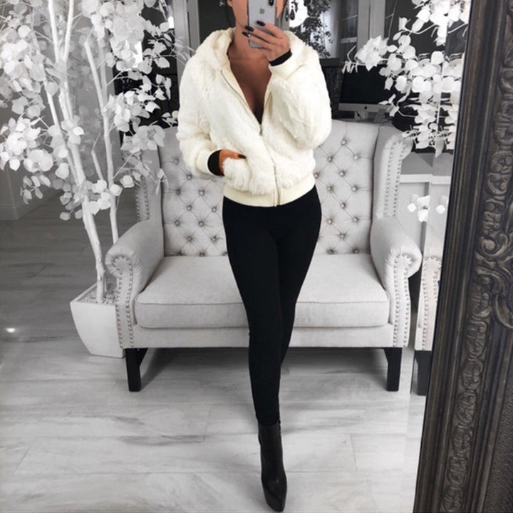 Damen Kunstfelljacke mit Kapuze | Flauschige Winterjacke mit Reißverschluss, Kapuzenbesatz, Rippbündchen und Fronttaschen