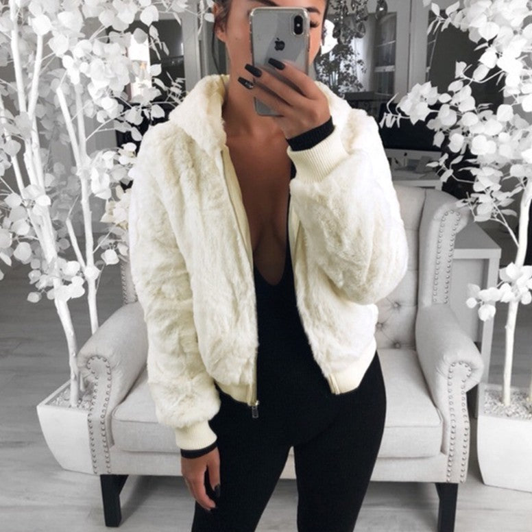 Damen Kunstfelljacke mit Kapuze | Flauschige Winterjacke mit Reißverschluss, Kapuzenbesatz, Rippbündchen und Fronttaschen