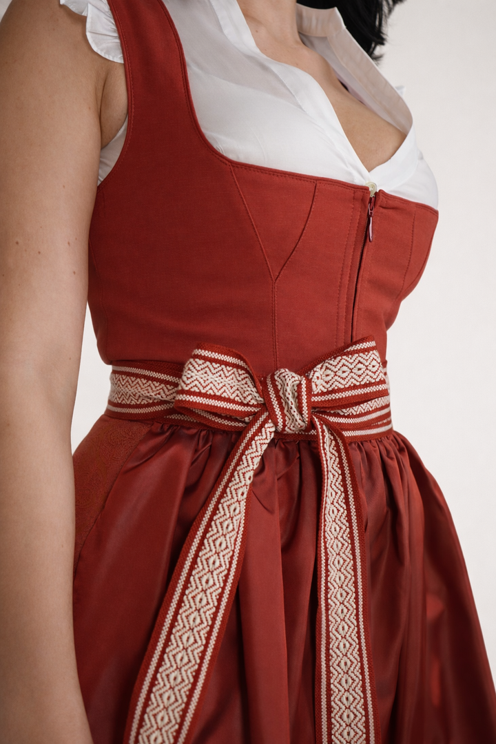 Dirndl Midi Damen | Elegantes Dirndl mit 70 cm Rocklänge, schimmernder Schürze und gewebtem Schürzenband
