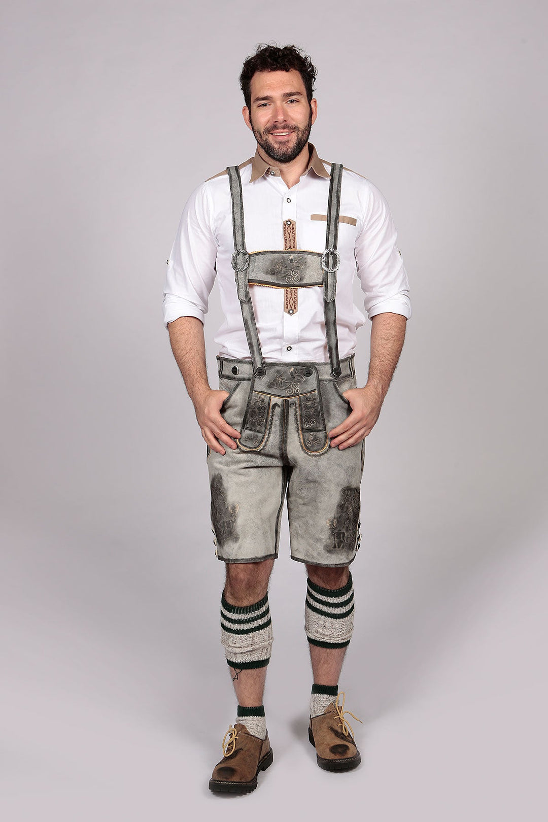 Lederhose Herren kurz | Graue Trachtenlederhose mit Stickerei und verstellbaren Hosenträgern für Oktoberfest