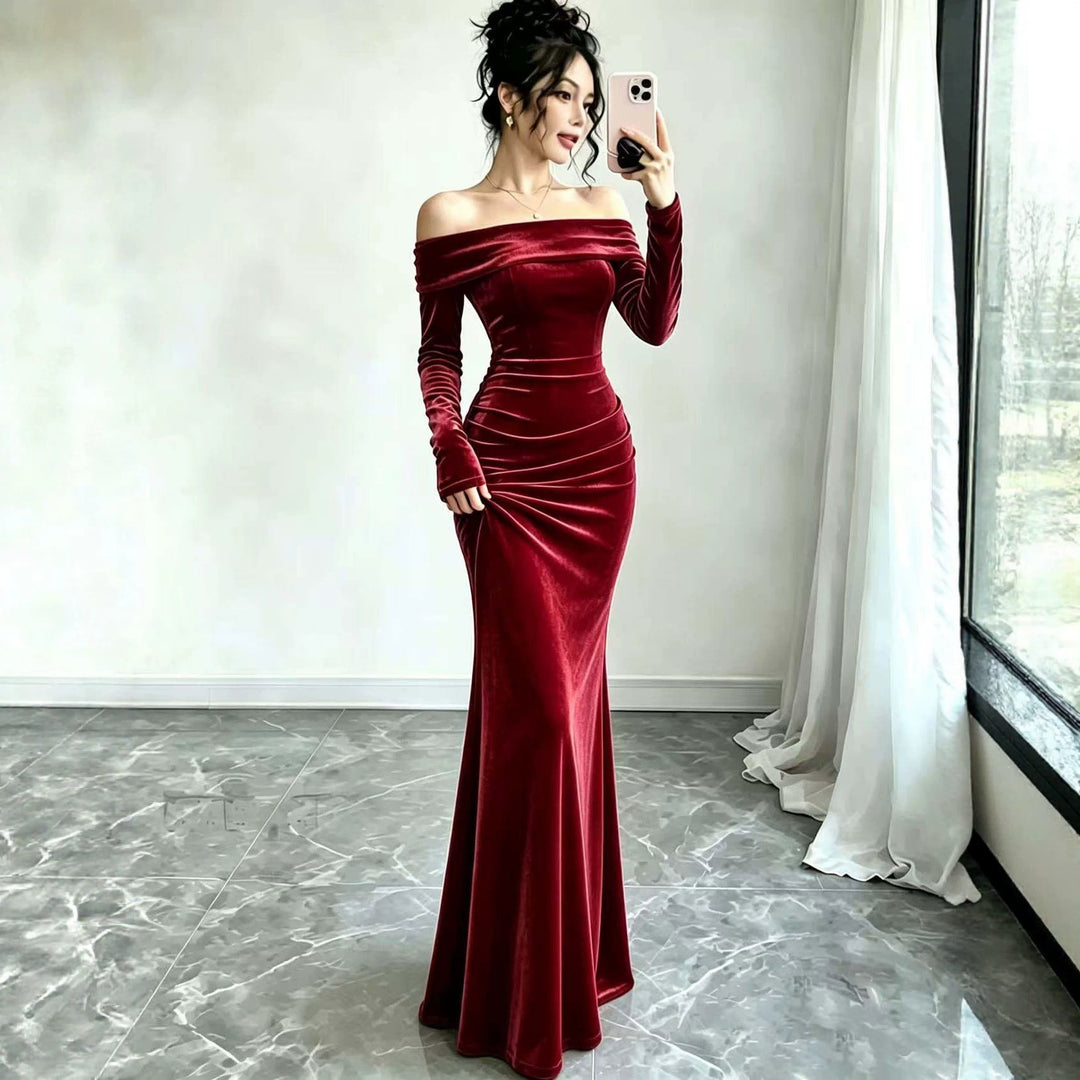 Damen Abendkleid | Bodenlanges Samtkleid mit Carmenausschnitt, tiefem Rückenausschnitt und figurbetonter Passform für festliche Anlässe
