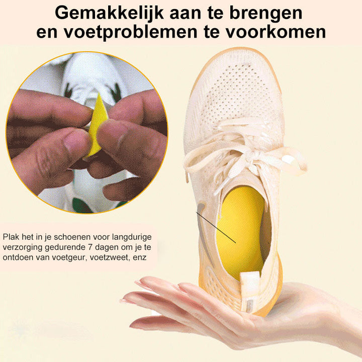 FreshStep™ Instantly absorbs sweat
