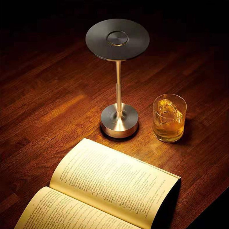 ShineCrest™ vezeték nélküli design asztali lámpa | Dimmelhető alumínium LED fény | Meleg fehér, vízlepergető és elegáns